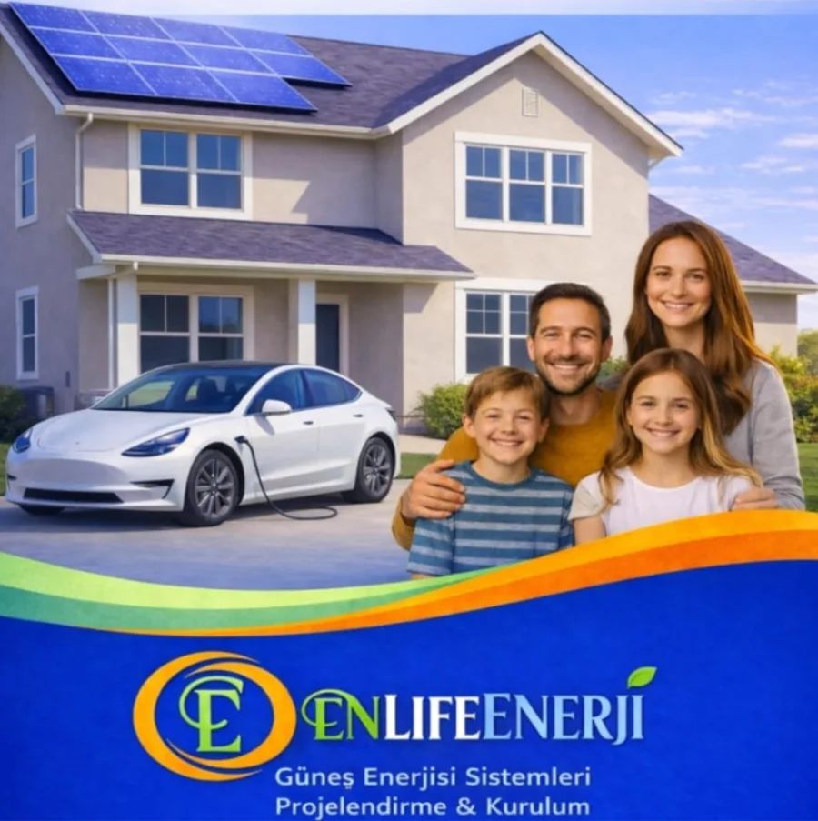 Çatısında güneş paneli bulunan evin önünde elektrikli aracını şarj eden aile.